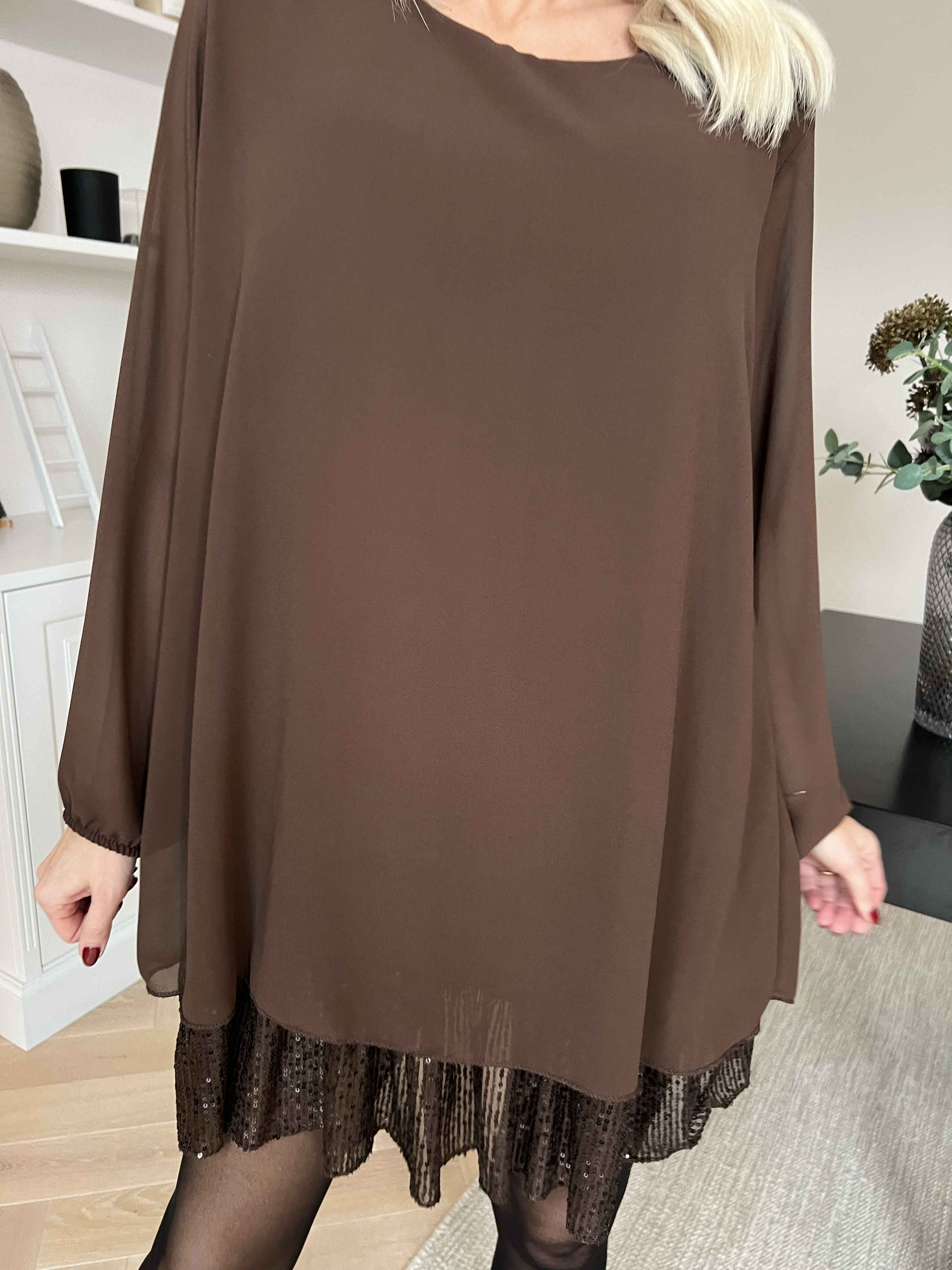 Kamilla - Festredo tunikaklänning med chiffonglager och paljetter